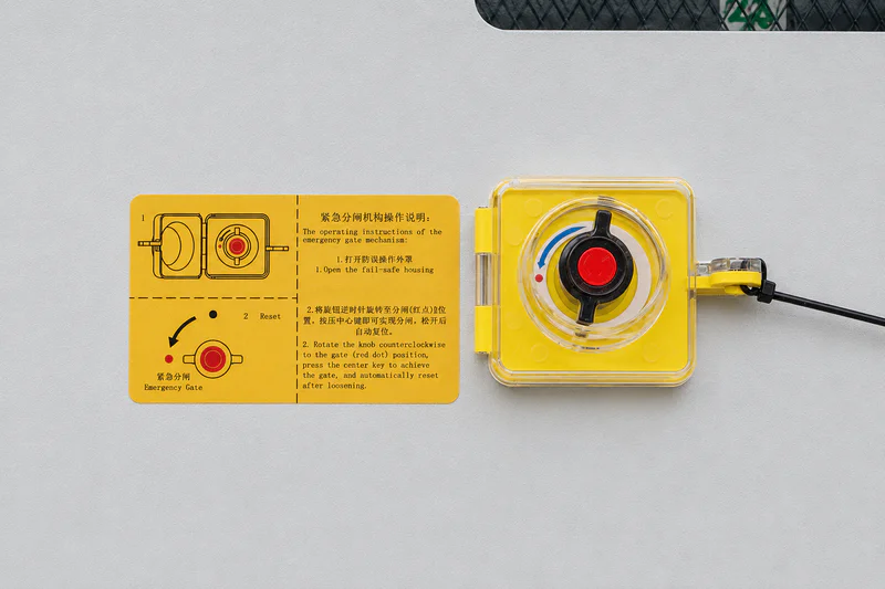 Mechanical and electrical interlock system on switchgear