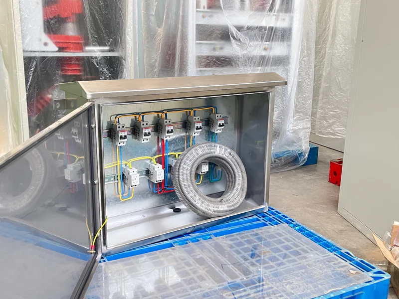 Switchgear cabinet busbar assembly
