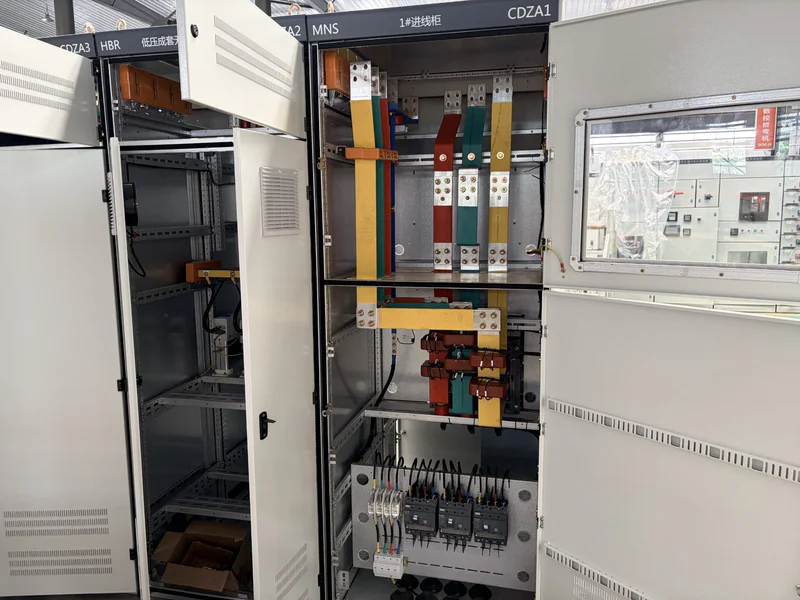 Insulated busbar and supports inside a low voltage cabinet