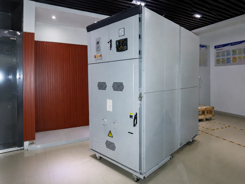Metal-clad switchgear with separate compartments